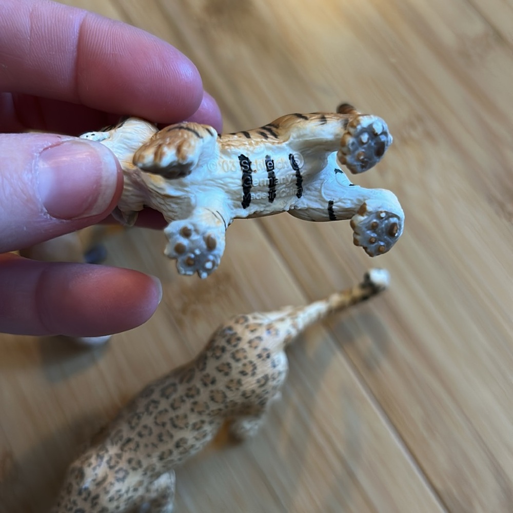 Set of Four Animal Figurines - Picture 3 of 5